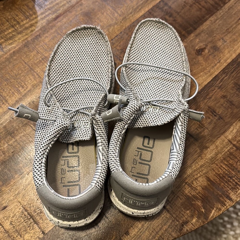 Hey Dude men’s shoes size 9- light grey with speckled soles - Picture 2 of 5